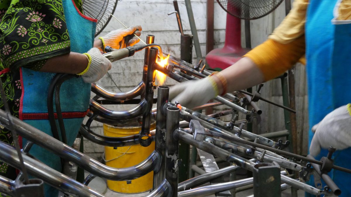 バングラデシュの自転車工場で行われるフレーム製造